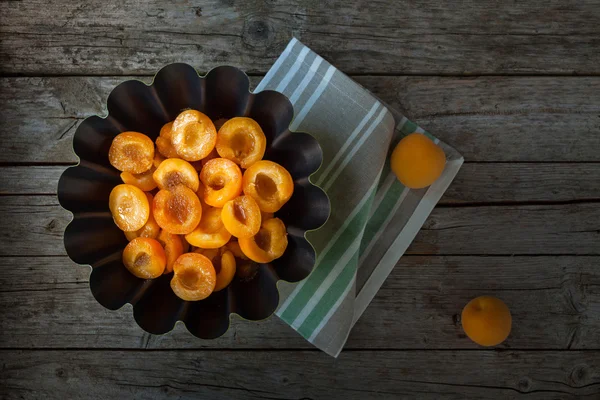 Moitiés d'abricot avec sirop de sucre ci-dessus vue — Photo