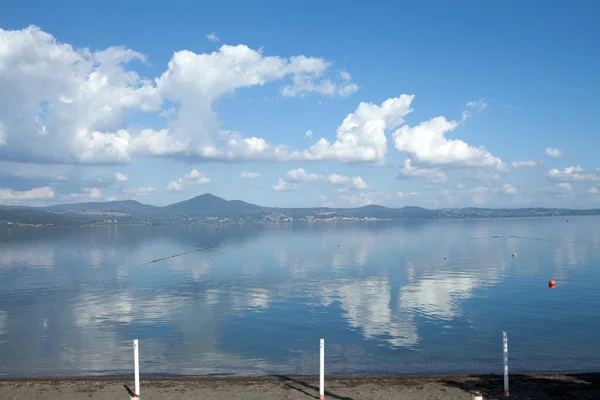 Nubes reflejadas en el lago —  Fotos de Stock