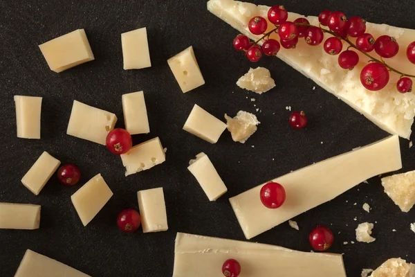 Trozos de queso y grosella roja — Foto de Stock