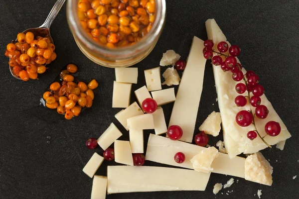 奶酪，红浆果和沙棘果酱 — 图库照片