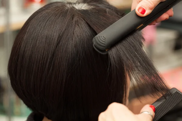 Straightening Short Hair — Stock Photo, Image