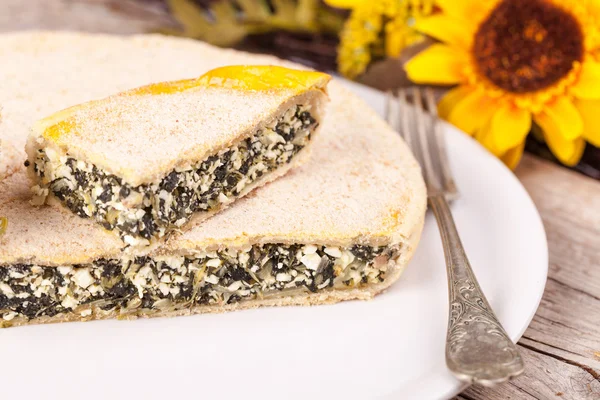 Prato com torta de acelga — Fotografia de Stock