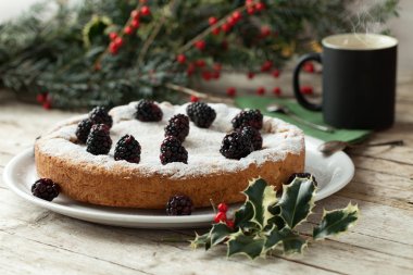 Böğürtlen kek ve kahve kupa