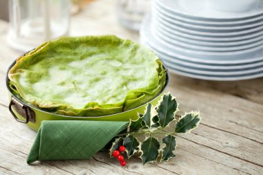 Noel masa üzerinde yeşil lazanya