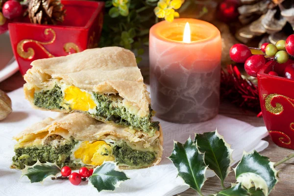 Torta salata con decorazioni natalizie — Foto Stock