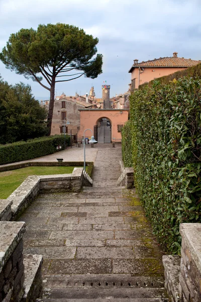 Вилла Ланте со стенами Банья на заднем плане — стоковое фото