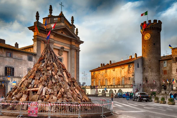 Trädstammar för bål av Saint Anthony Bagnaia Italien — Stockfoto