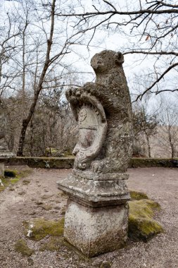 Heykel Orsini kat silah Bomarzo İtalya ile ayı