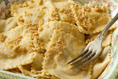 Kızarmış biftek Agnolotti plakalı