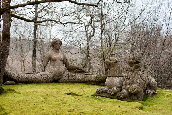 Dikenli karıncayiyengiller ve aslanlar kutsal ahşap Bomarzo İtalya