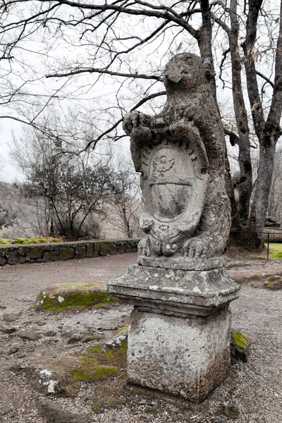 Ведмідь статуї з Орсіні пальто озброєння — стокове фото