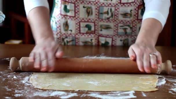 De uitrol van Pasta blad — Stockvideo