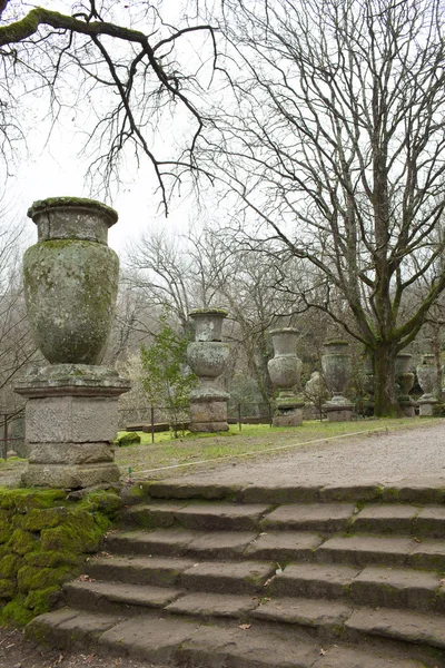 Antike Vasen im Bomarzo-Garten — Stockfoto