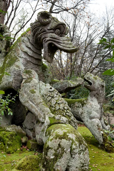 Bevingad drake staty, Bomarzo, Viterbo, Italien — Stockfoto