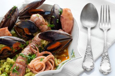 Ekmek kırıntıları Passatelli ile deniz mahsulleri çorbası