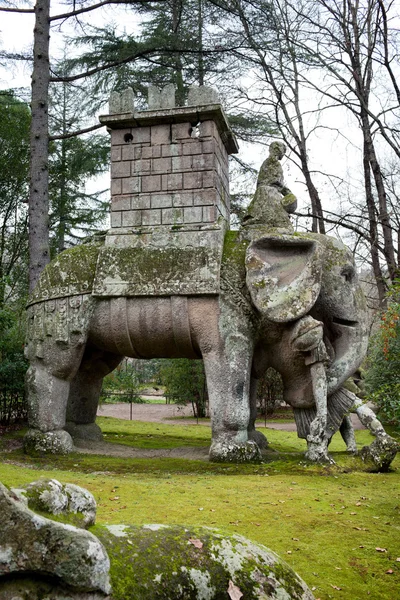 Estátua de elefantes fazendo referência em Hannibal, Bomarzo, Itália — Fotografia de Stock