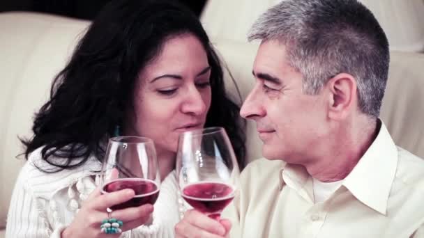 Casal conversando intimamente e brindar com vinho tinto — Vídeo de Stock