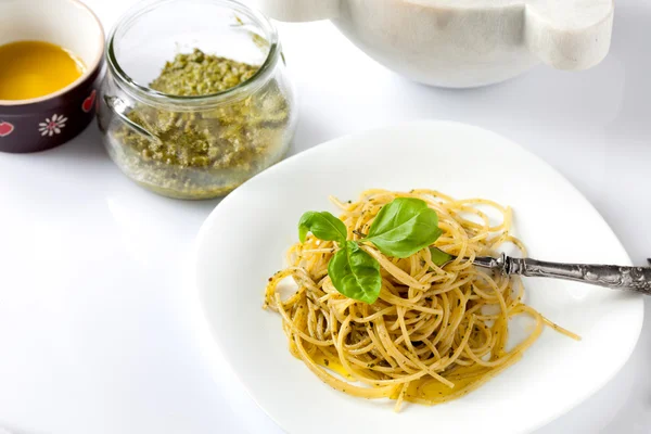 Spaghetti à la sauce pesto — Photo