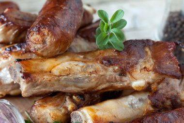 Kavrulmuş kaburga ve sosis