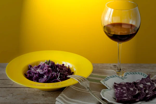 Red Cabbage Risotto And Glass Of Wine — Stock Photo, Image