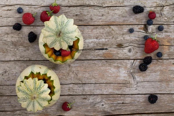 Melões cheios de salada de frutas — Fotografia de Stock