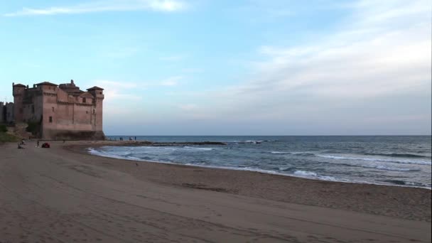 Stranden Santa Severa med slott — Stockvideo