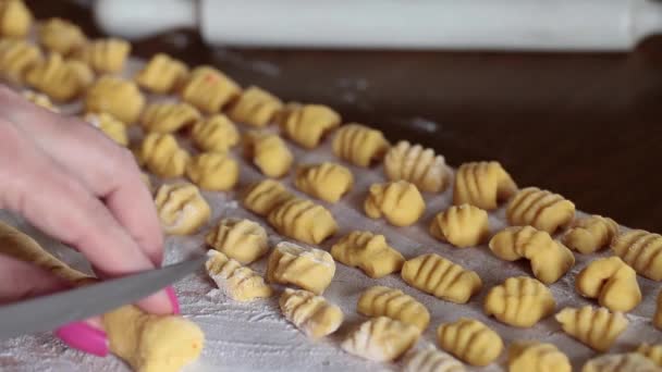 Gesneden Gnocchi Pasta — Stockvideo