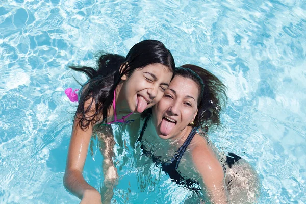 Mãe e filha colando a língua fora — Fotografia de Stock