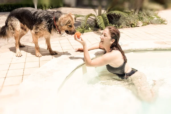 Kobieta bawiąca się z psem — Zdjęcie stockowe