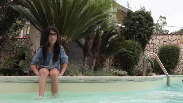 Lány ül a medence fedélzeten — Stock videók