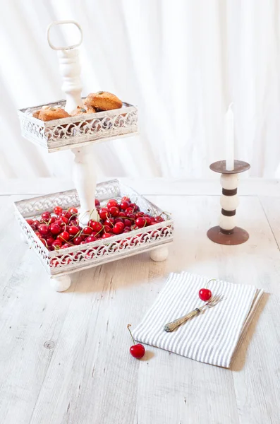 Ciliegie e biscotti sul supporto torta — Foto Stock