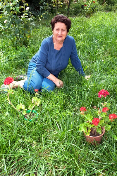 Femme âgée dans son jardin — Photo