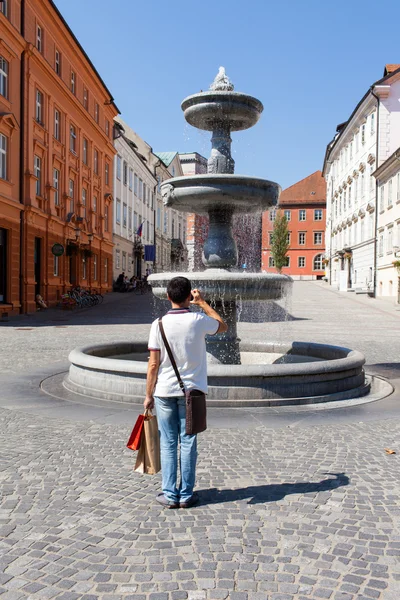 Zlata Ladjica fontän i Ljubljana Slovenien — Stockfoto