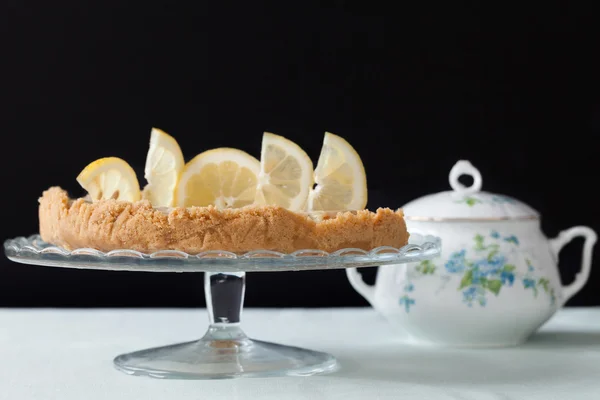 Suporte de bolo com tarte de limão — Fotografia de Stock