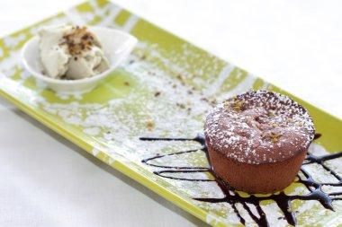 Çikolata lav Kek fıstık dondurma ile