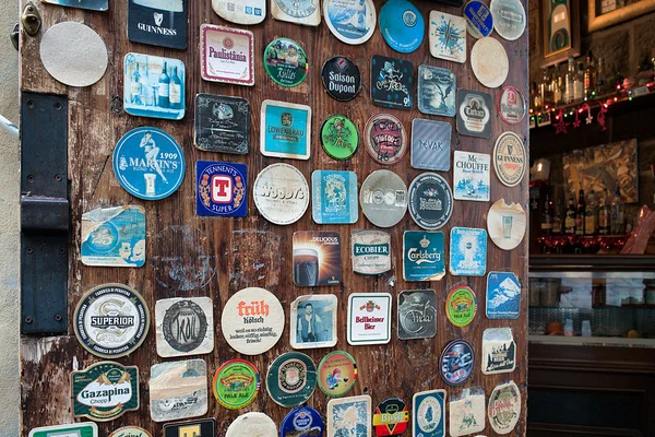 Divers sous-verres de table vintage à l'intérieur Pub Arezzo — Photo