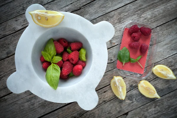 Frische Himbeeren mit Basilikum und Zitrone — Stockfoto