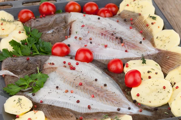 Pescado de rodaballo y patatas listas para hornear —  Fotos de Stock