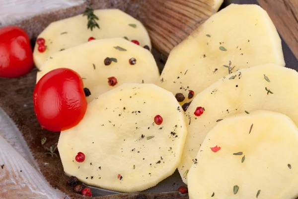 Patatas en rodajas sazonadas listas para hornear — Foto de Stock