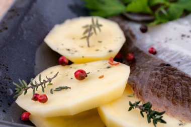 Patates dilimi kekik ve kırmızı biber ile