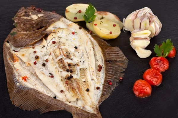 Pescado de rodaballo con patatas —  Fotos de Stock