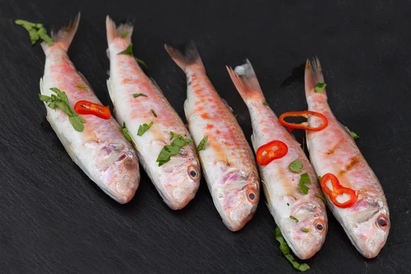 Red Mullet peixes em preto — Fotografia de Stock