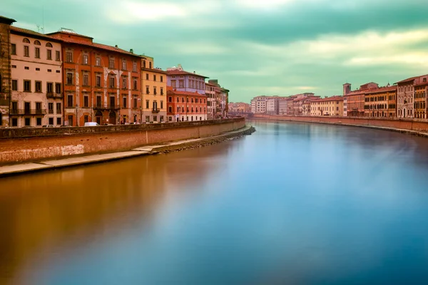 Pôr do sol no rio Arno Pisa Itália — Fotografia de Stock