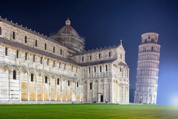 Leaning Tower Of Pisa gece — Stok fotoğraf