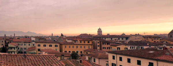 Alba arancione sopra Pisa Toscana — Foto Stock