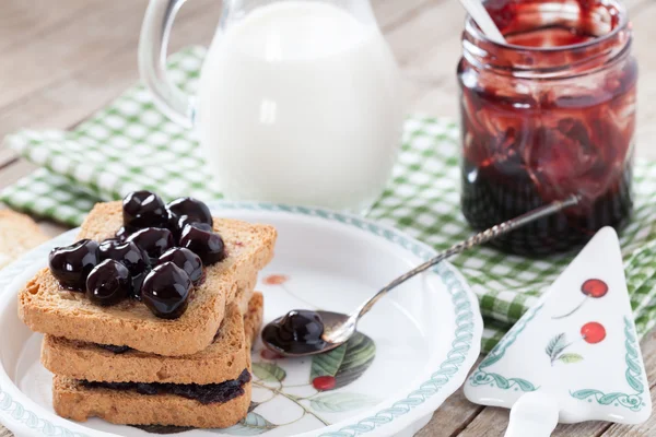 Rusks y sour cerries mermelada — Foto de Stock