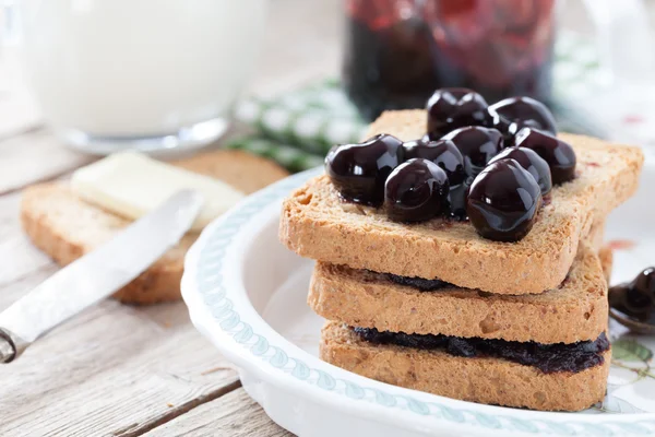 Sauerkirschen-Marmelade und Zwieback — Stockfoto