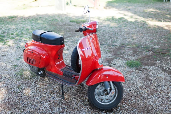 Piros Vespa 50-es években — Stock Fotó