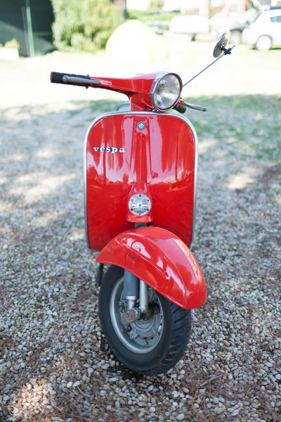 Piros Vespa 50-es években — Stock Fotó