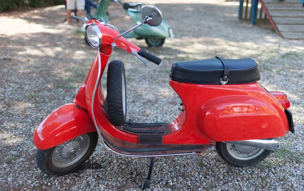 Червоний Vespa 50s — стокове фото